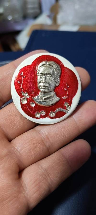 精品毛主席像章拍场，梅花章和挥手章 - 漂亮的彩色梅花像章，品相尺寸如图，4201系列