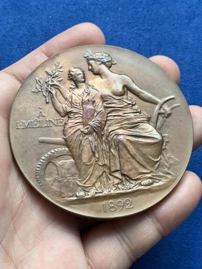 《竞宝斋》第406场 周日，周一，2场连拍 （全场包邮） 1892年法国大铜章 政治家Jules Meline纪念（Ponscarme作品）少见款，带原盒。背面清凉装女神漂亮。尺寸：68mm，重：141g