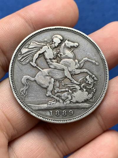 《竞宝斋》第406场 周日，周一，2场连拍 （全场包邮） 英国1889年老维高冠马剑克朗银币 细节见图