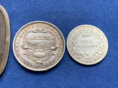 《竞宝斋》第406场 周日，周一，2场连拍 （全场包邮） 三枚一组 英国1967年小维一先令，大特年，7号模具，不丑，买来当个标本凑版还可以+澳大利亚国会大厦弗洛林，彩浆带光+日本天保通宝龟形钱一枚，字口清晰，黄铜光。