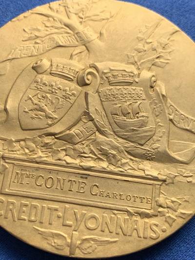 《竞宝斋》第406场 周日，周一，2场连拍 （全场包邮） 法国1910年里昂信贷银行创始人亨利镀金铜质纪念章 超大尺寸 直径80.5mm 重量233g 丰饶角BRONZE边铭 带原盒，状态非常好！