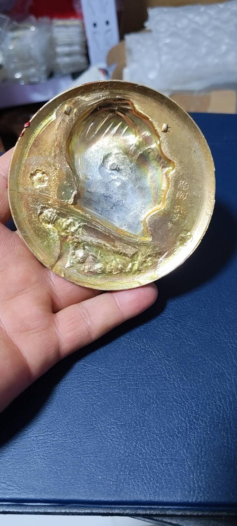 毛主席像章，梅花章和挥手章