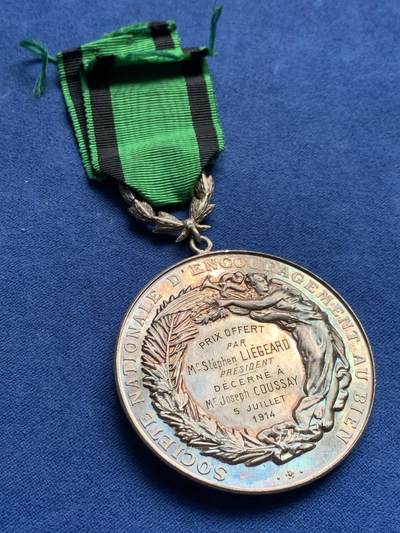 《竞宝斋》第406场 周日，周一，2场连拍 （全场包邮） 1914年法国国家鼓励善行协会纪念银章 银标 带原盒少见 字迹对应 总重约49.9克