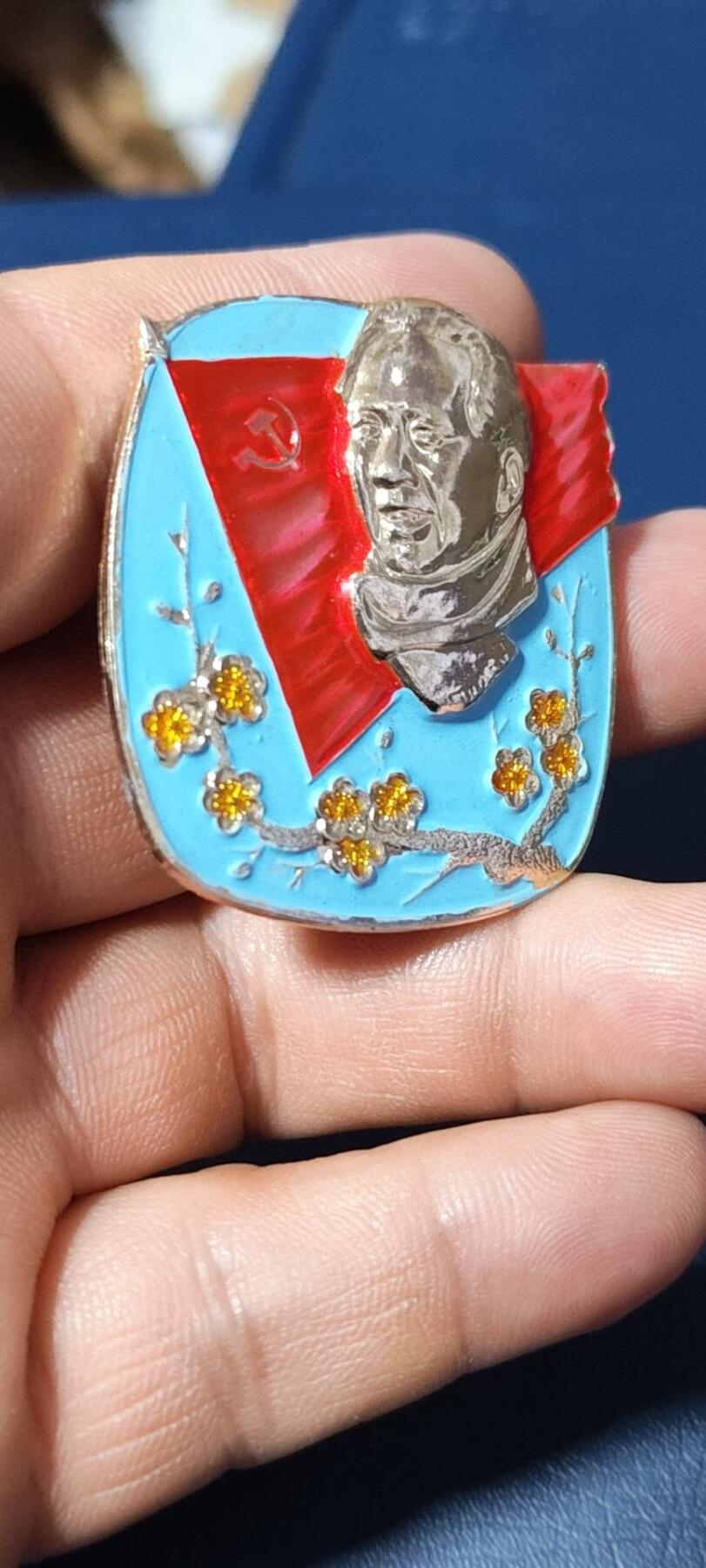 精品毛主席像章拍场，梅花章和挥手章