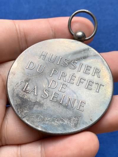 《竞宝斋》第406场 周日，周一，2场连拍 （全场包邮） 法国塞纳省省长法警银质荣誉勋章 66.5克 49.7mm 丰饶角1银标