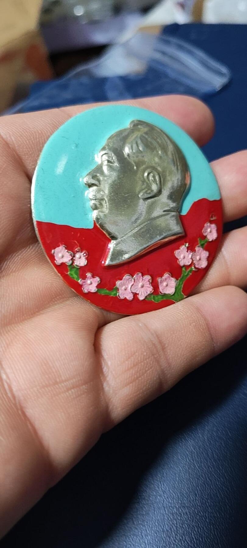 精品毛主席像章拍场，梅花章和挥手章
