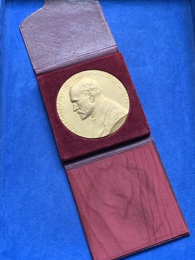 《竞宝斋》第406场 周日，周一，2场连拍 （全场包邮） 法国1910年里昂信贷银行创始人亨利镀金铜质纪念章 超大尺寸 直径80.5mm 重量233g 丰饶角BRONZE边铭 带原盒，状态非常好！