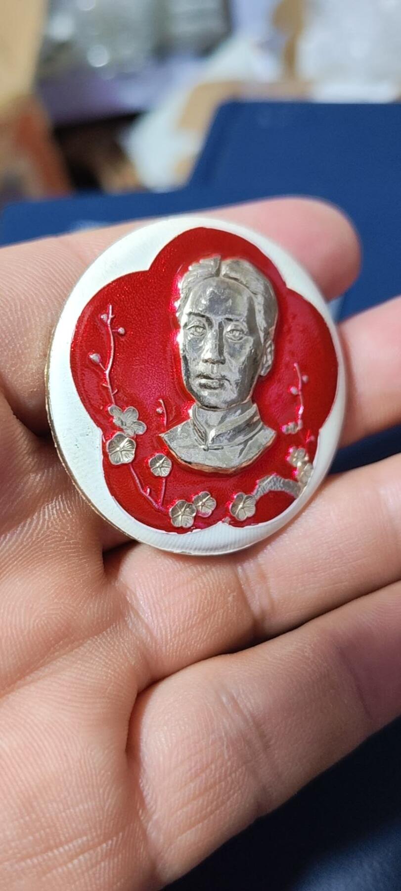 精品毛主席像章拍场，梅花章和挥手章