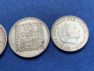 《竞宝斋》第406场 周日，周一，2场连拍 （全场包邮） 三枚一组 1964年法国5法郎银币+1933年10法郎银币+荷兰1955年一盾银币 总重约28.4克