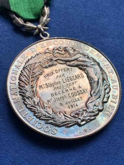《竞宝斋》第406场 周日，周一，2场连拍 （全场包邮） 1914年法国国家鼓励善行协会纪念银章 银标 带原盒少见 字迹对应 总重约49.9克