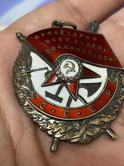 苏联勋章奖章1月5日晚上九点结束在麦稀奇 找不到的加我qq或者微信都是184277308备注苏章拍卖。最好加微信群每次都会通知还有提前可以一口价的 最近会持续拍卖一些东西。 苏联抗美援朝红旗勋章 （大珍） 389721 击落佩刀F86 另击伤一架 好品无磕碰 原环未开  档案齐全 53.7.14法令 14 июля 1953 г. Указ за Корею. 之前太平洋舰队航空团参加过对日作战 之后驾驶米格15入朝作战 有回忆录记录了当时对战 佩刀F86 这种战机的艰难 各种资料都已经翻译 入朝作战击落超音速飞机的战功非常稀有 可遇不可求