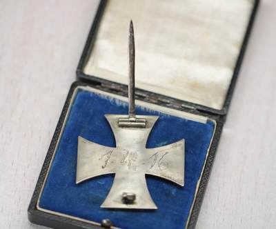 大猫徽章拍卖 第275期 一战帝德一级铁十字勋章，带原盒，ko厂标，背刻有得主获得时间，漆面良好