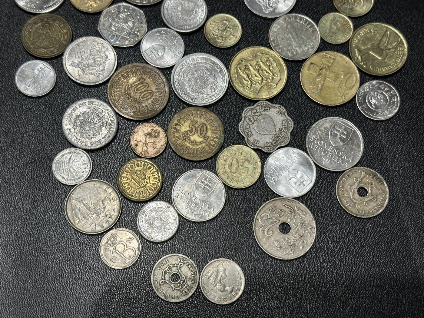 《外钞收藏家》第五百五十三期（本期品种丰富的纪念钞）（本平台长期征集拍品、欢迎藏友们联系合作） 突尼斯、孟加拉、加纳、爱沙尼亚、斯洛伐克、比利时硬币几十枚一起
