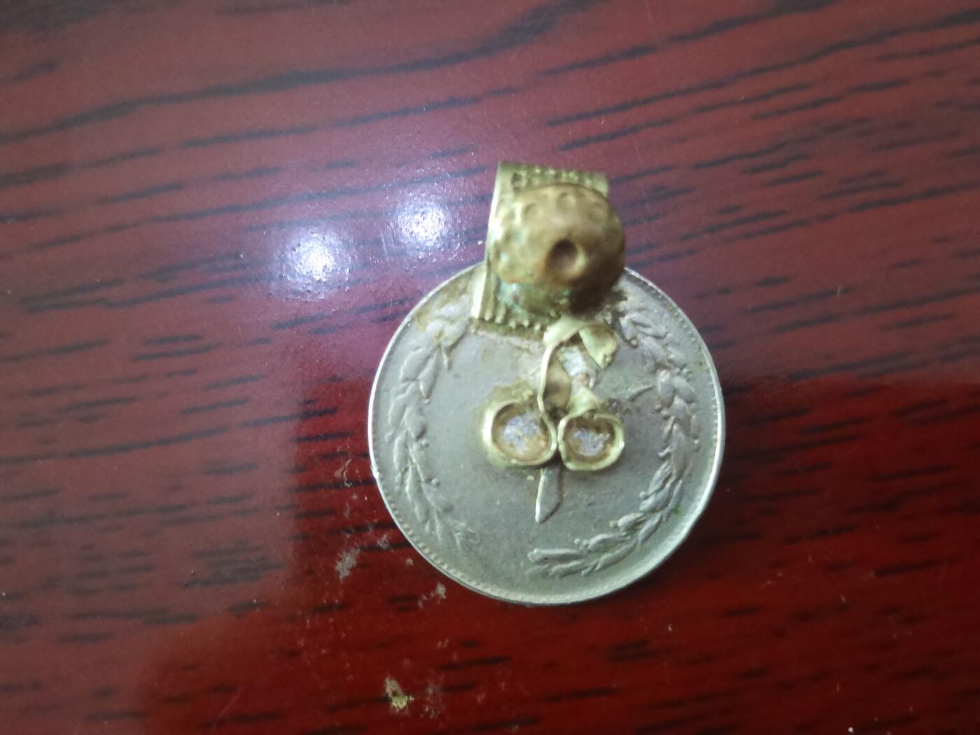 玉仁红藏首场徽章钱币拍卖（捡漏）上面👆图片有群加群7：40同拍 藏传牌子可以当挂件