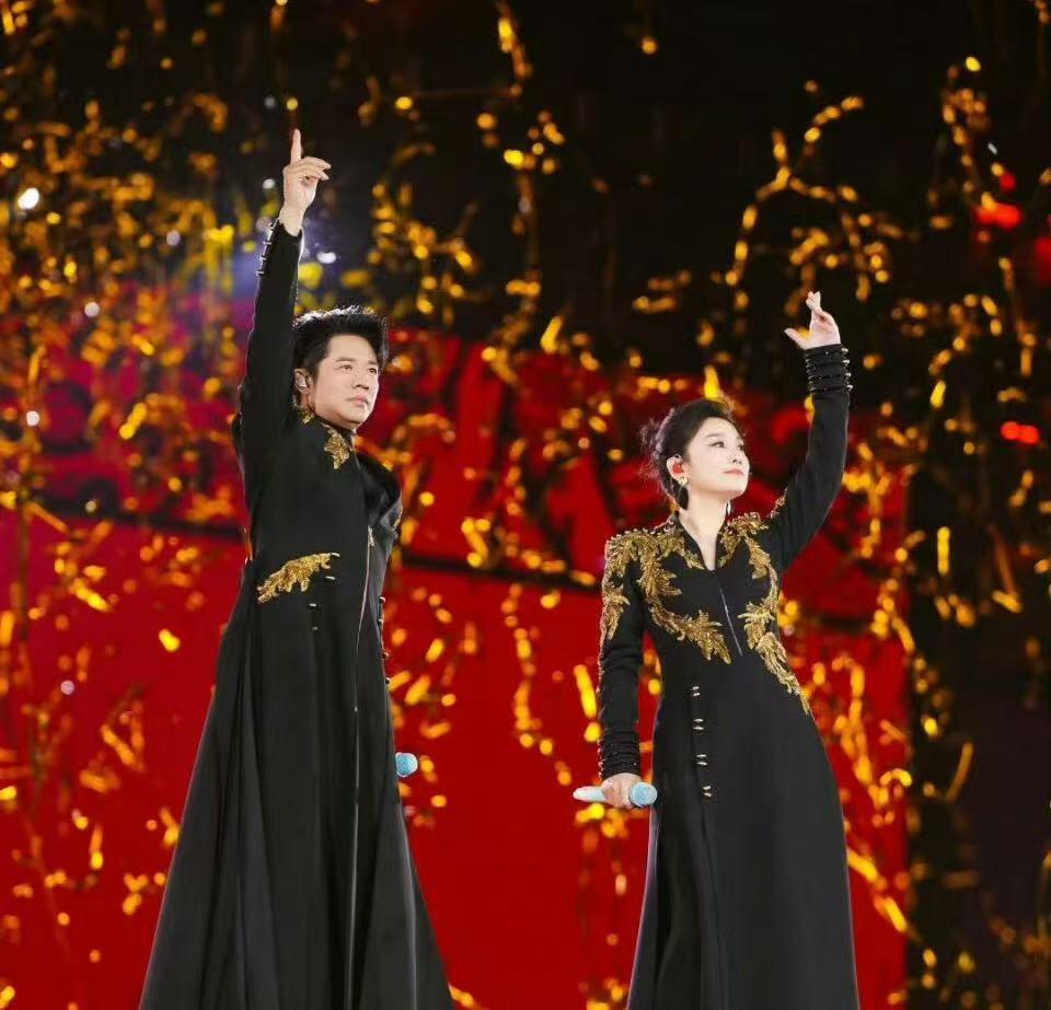零元拍：杨魏玲花和曾毅双签凤凰传奇经典20周年自选集凤凰彩翼画胶LP！不但签的漂亮，玲花还大书“凤凰传奇20周年”纪念及收藏意义非凡！估计短时间内也看不到凤凰传奇的演唱会了，朋友们真是且拍且珍惜~