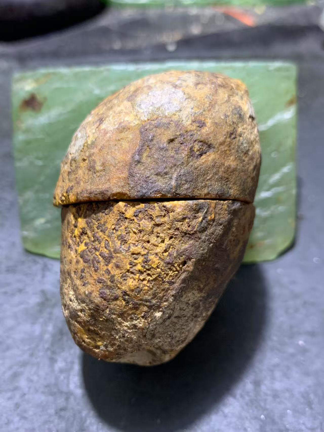 精美亚光原皮冰飘心战国红玛瑙对切原石摆件一对，