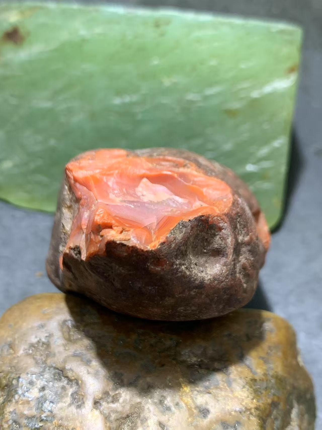 精美铁红皮开窗料红白南红玛瑙原石一颗，