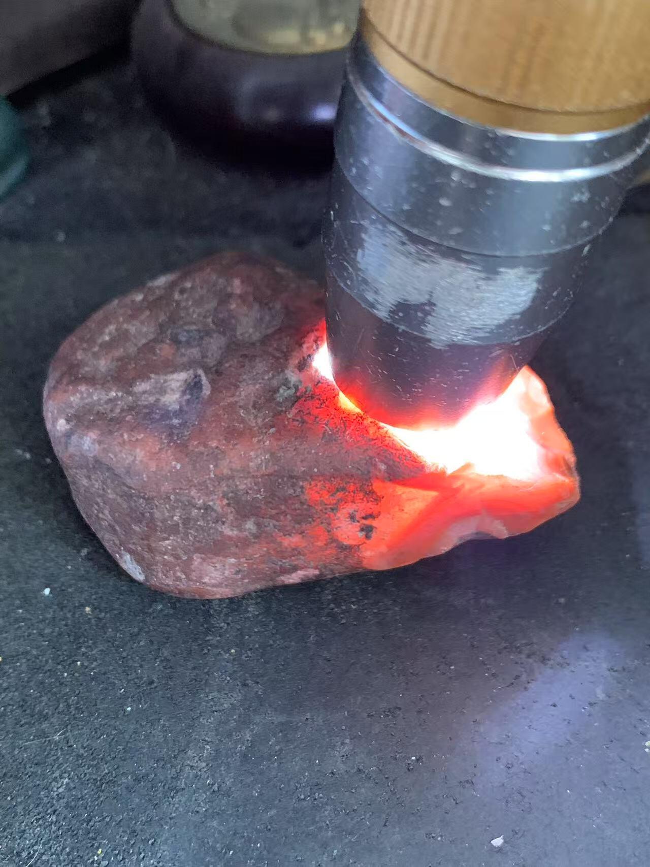 精美铁红皮开窗料红白南红玛瑙原石一颗，