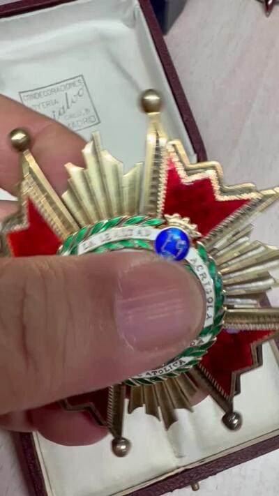 大猫徽章拍卖 第275期 西班牙天主教伊莎贝拉勋章星芒 弗朗哥时期原盒银制珐琅