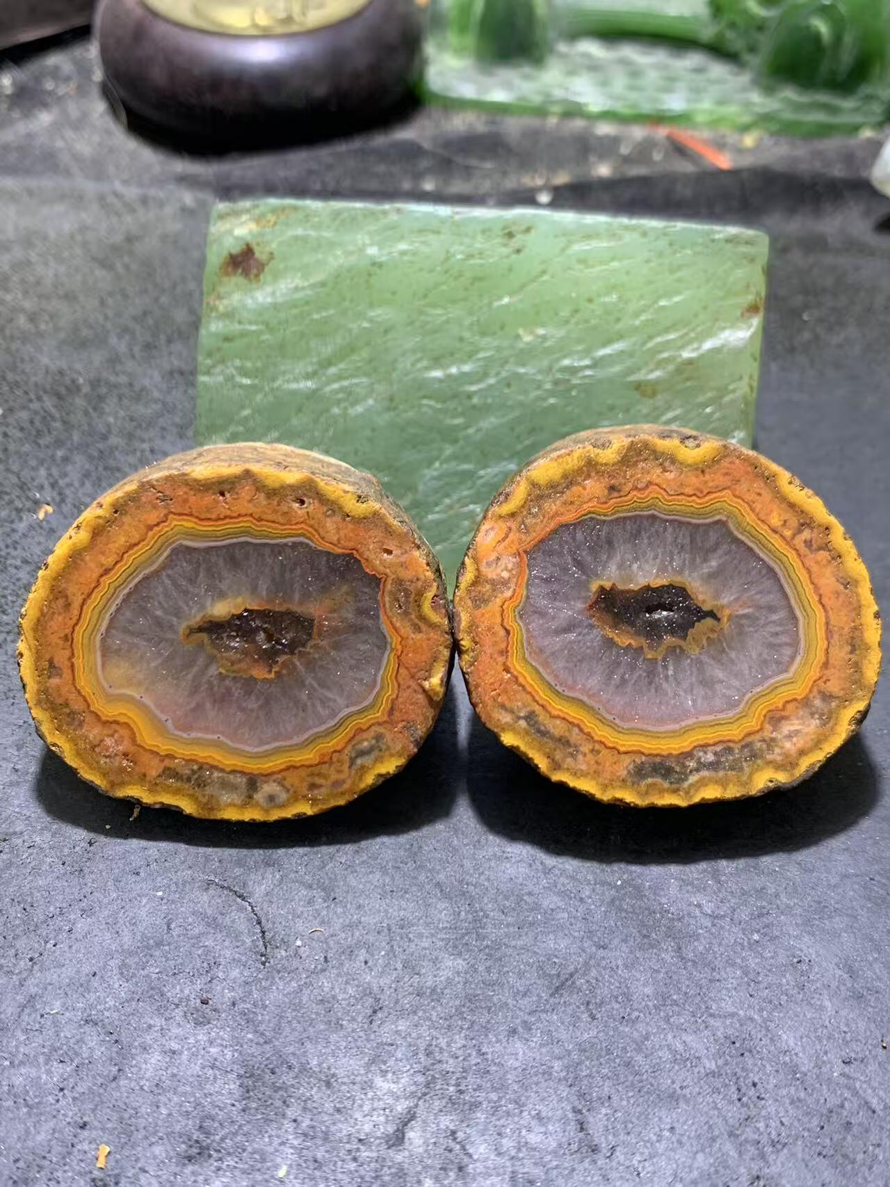 精美亚光原皮冰飘心战国红玛瑙对切原石摆件一对，