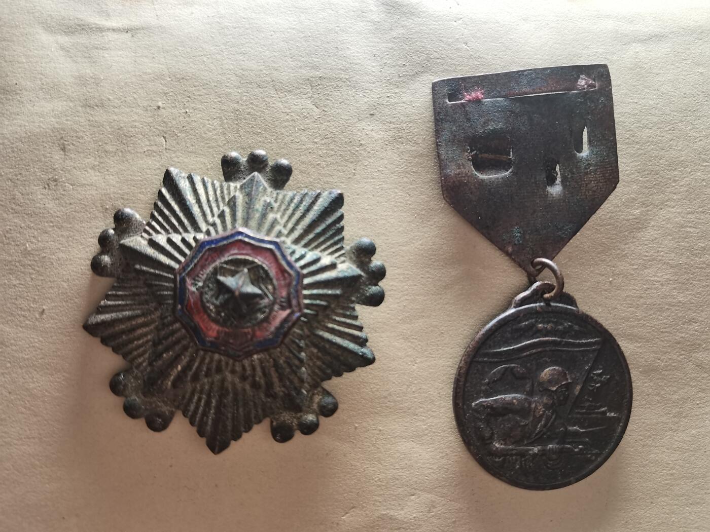 玉仁红藏首场徽章钱币拍卖（捡漏）上面👆图片有群加群7：40同拍 朝鲜三级国旗.三军（两枚同拍）