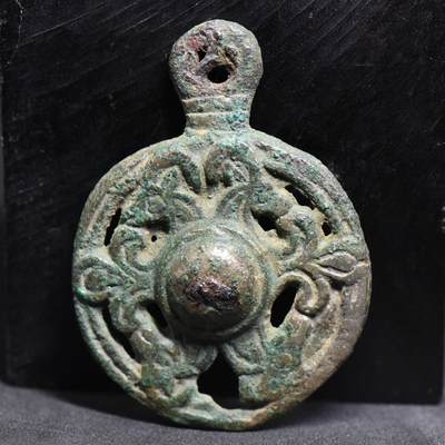 【良泉】第37期【直播场】9月4日晚19.30点开拍！ 160组，西方古代钱币、丝路金银铜件专场 - 30.66克，约公元前八世纪【草原文化】“四羊”铜饰挂牌护身符，中央带有一铁扣，在当时铁器还是比较稀少的材质，被镶嵌在牌饰的中央（东欧-南俄草原文化）