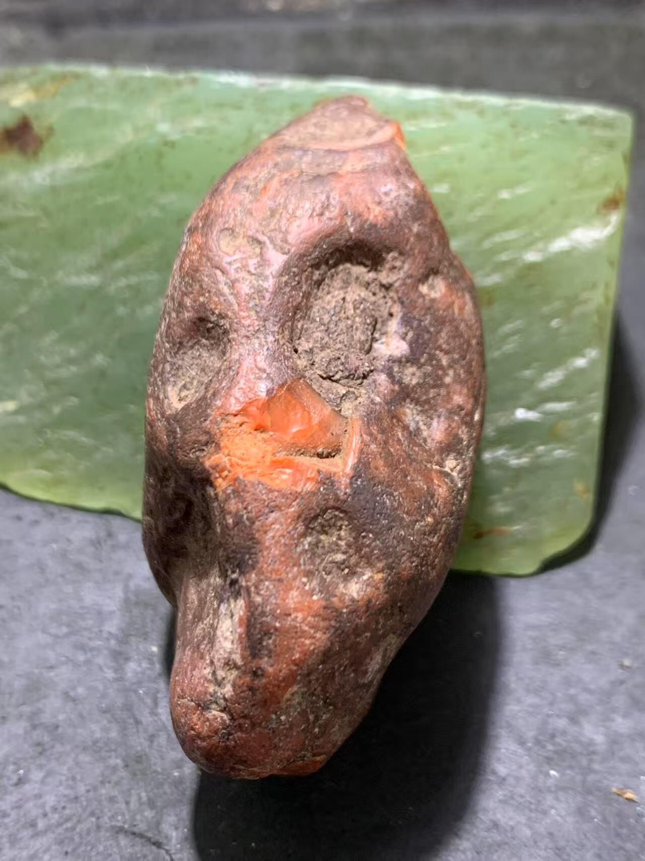 精美铁红皮开窗料红白南红玛瑙原石一颗，