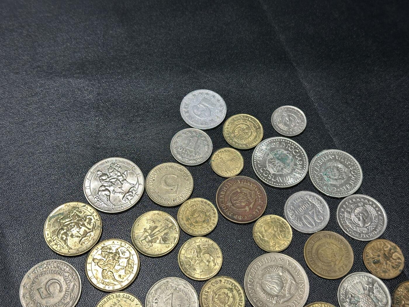 《外钞收藏家》第五百五十三期（本期品种丰富的纪念钞）（本平台长期征集拍品、欢迎藏友们联系合作） 保加利亚、南斯拉夫、乌兹别克斯坦、俄罗斯、西非、澳门硬币几十枚一起