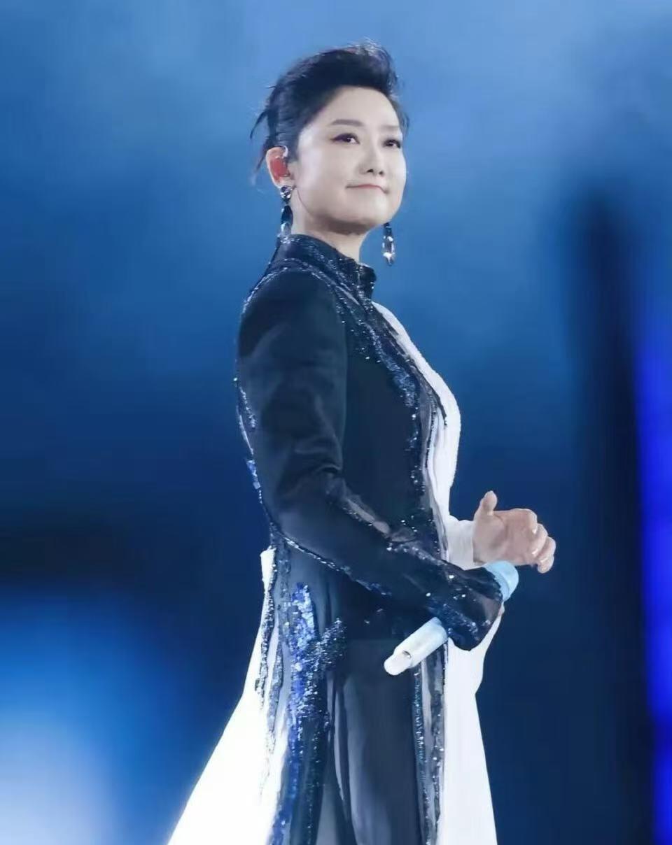 零元拍：杨魏玲花和曾毅双签凤凰传奇经典20周年自选集凤凰彩翼画胶LP！不但签的漂亮，玲花还大书“凤凰传奇20周年”纪念及收藏意义非凡！估计短时间内也看不到凤凰传奇的演唱会了，朋友们真是且拍且珍惜~