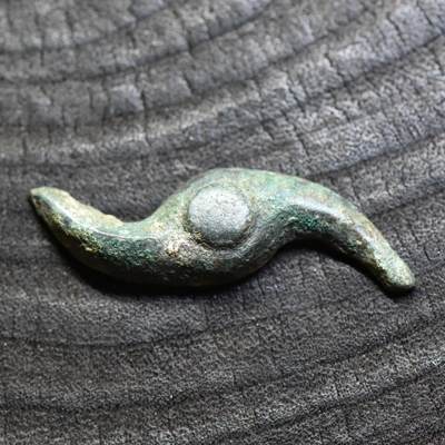 【良泉】第37期【直播场】9月4日晚19.30点开拍！ 160组，西方古代钱币、丝路金银铜件专场 - 【少见】约公元前四世纪【草原文化】“S形”护身符皮具饰扣，4.5克