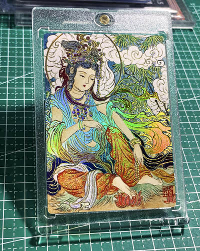 显眼宝25期 颜值精选 - 【带卡砖】特卡 水月观音 一张  幻彩浮雕彩闪卡 63*88 工艺精湛看对光照