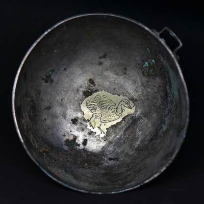 【良泉】第37期【直播场】9月4日晚19.30点开拍！ 160组，西方古代钱币、丝路金银铜件专场 - 【罕见】公元6-7世纪【波斯帝国】萨珊王朝，银质祭碗，烫金小鸟，（带巴列维铭文plhw bwzyt，直译为“生来幸运幸福”即库思老二世时期著名权臣、塔巴里斯坦 巴文德王朝创始人——“法鲁赫扎德”之名，可能曾属于他的器物）可惜有约三分之一的修补，好在铭文图案及大部分保存完好