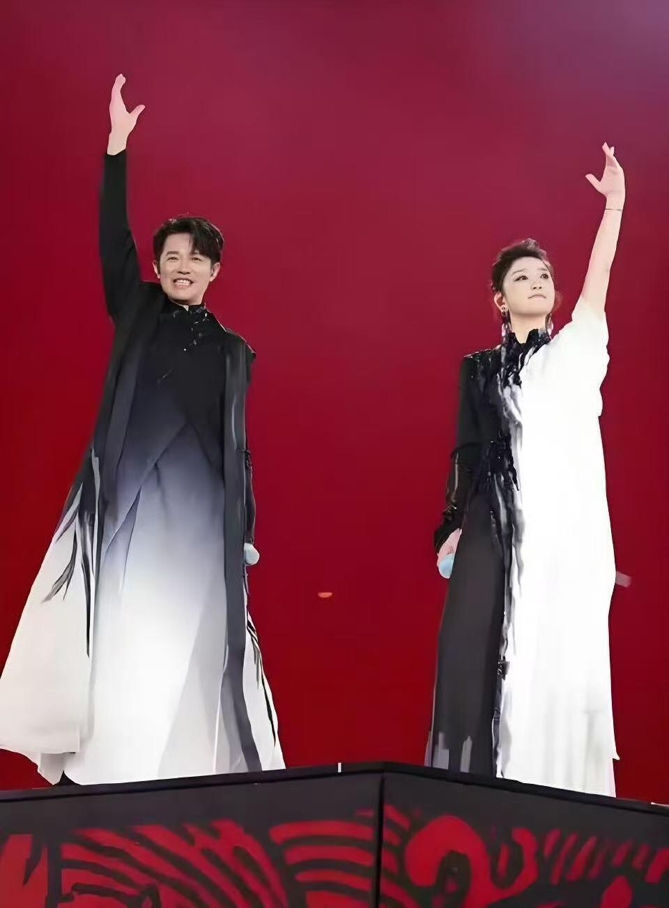 零元拍：杨魏玲花和曾毅双签凤凰传奇经典20周年自选集凤凰彩翼画胶LP！不但签的漂亮，玲花还大书“凤凰传奇20周年”纪念及收藏意义非凡！估计短时间内也看不到凤凰传奇的演唱会了，朋友们真是且拍且珍惜~