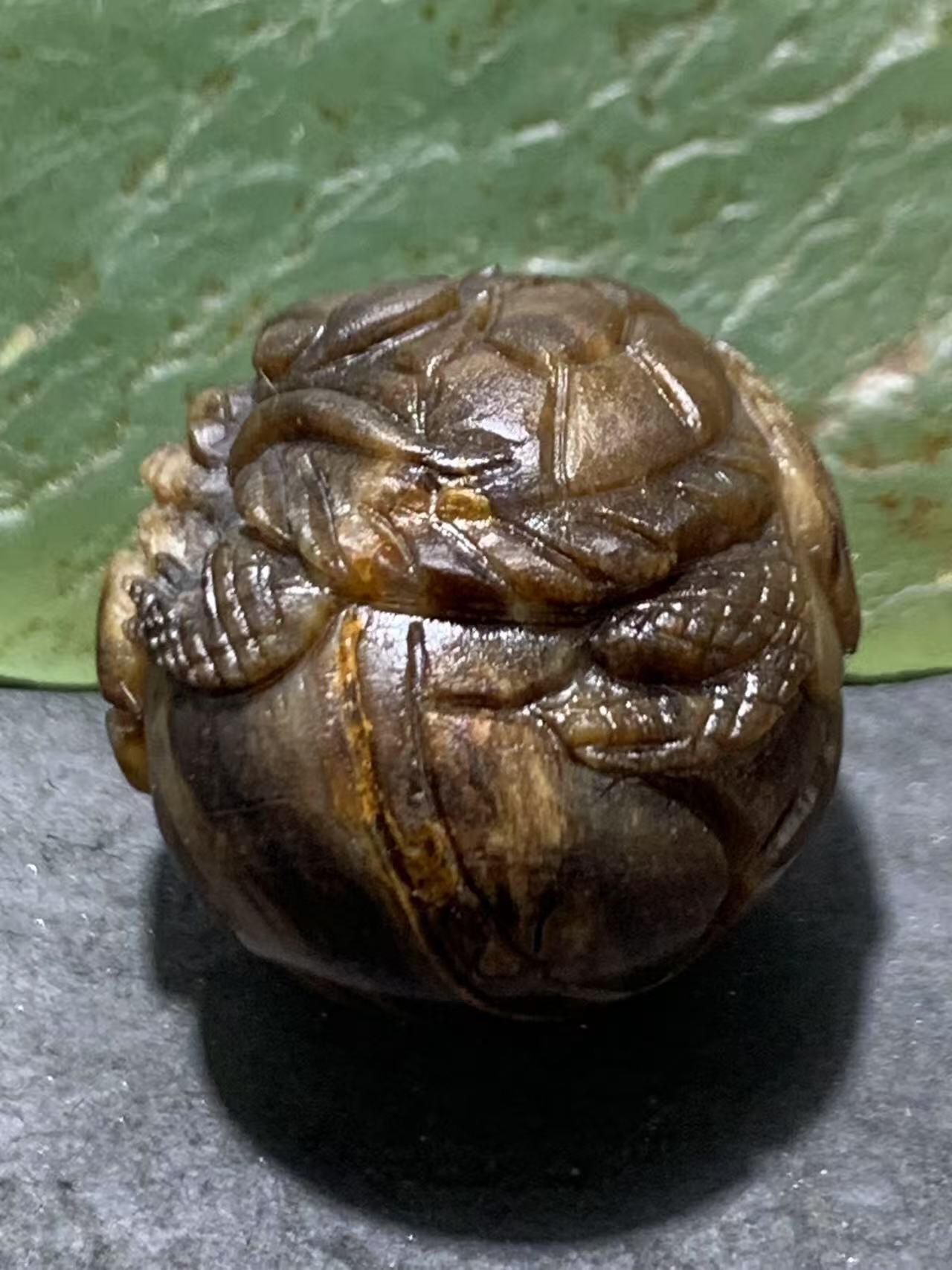 精美天然缅甸树化玉（木化玉）手工雕招财龙龟珠一颗！