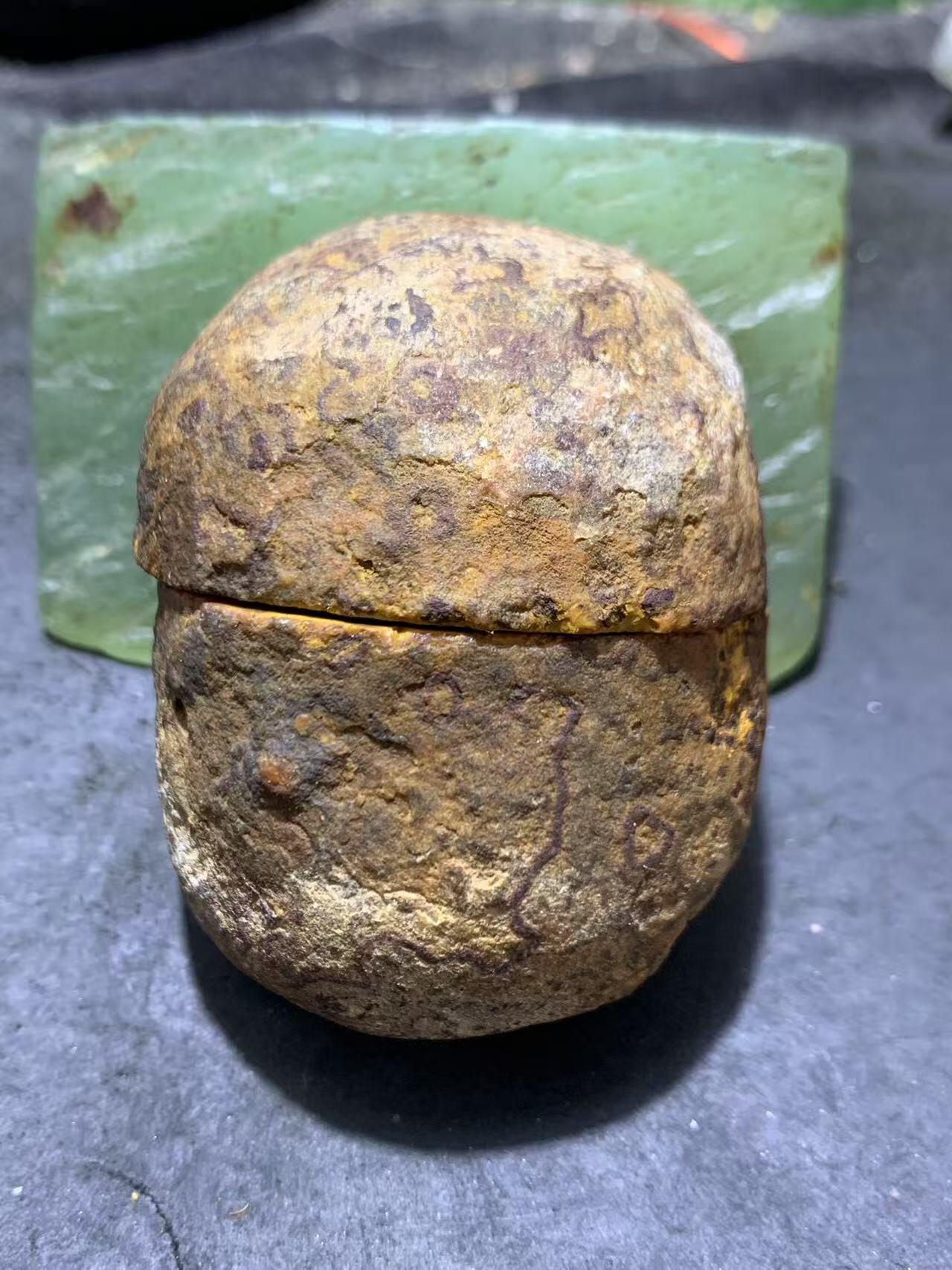 精美亚光原皮冰飘心战国红玛瑙对切原石摆件一对，