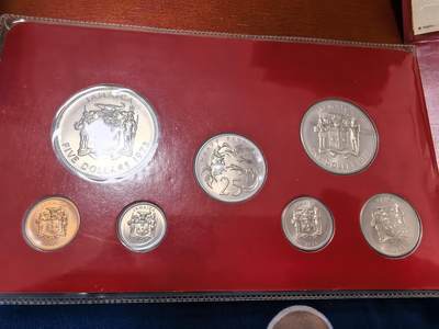 长老汇蛇年精选第三十场拍卖 1973牙买加7枚套，卡装，6404套，比精制少很多，含银币1枚，41.48克925银