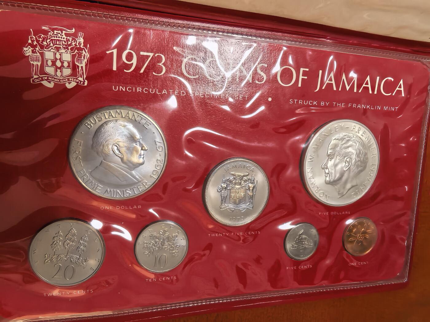 长老汇蛇年精选第三十场拍卖 1973牙买加7枚套，卡装，6404套，比精制少很多，含银币1枚，41.48克925银