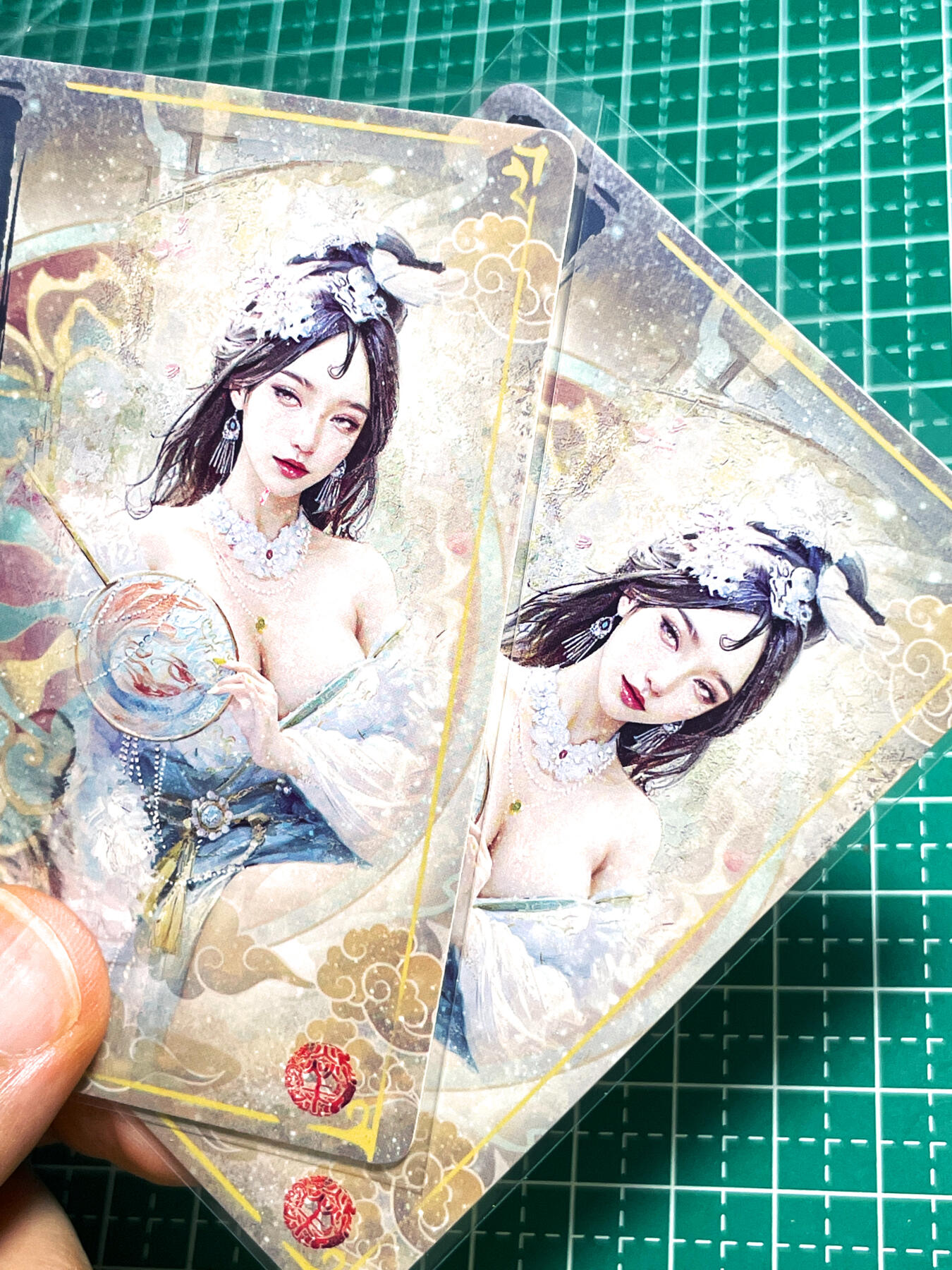 显眼宝25期 颜值精选 燎原卡牌 焱卡文化 刷子 妖姬传 地涌夫人 幻彩粗闪一对2张 背后脖子处轻微瑕疵  63*88