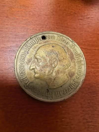 长老汇蛇年精选第三十场拍卖 1923德紧威斯特伐利亚斯坦伯爵马币5千万马克镀金币，12点方向有打孔