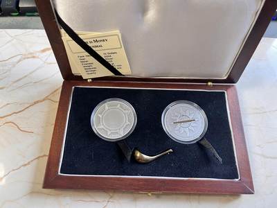 第169期拍卖【长期征集拍品】 - 利比里亚刚果2004年古司南日晷计时纪念银币套装，金属:铜镍合金/925银/925银，重量：8/25/25克，直径:27.26X14.13/38.61/38.61毫米，发行：5000套