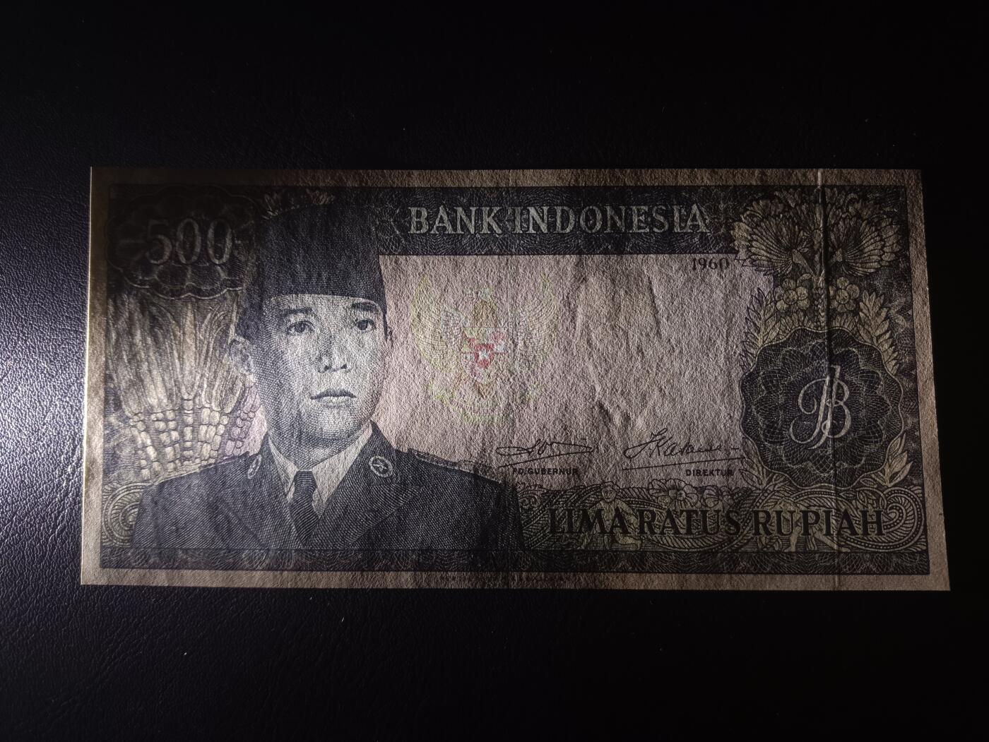 2025八月第一期（总186期） 印度尼西亚1960版500卢比AUNC有针孔，苏加诺总统和民族服饰