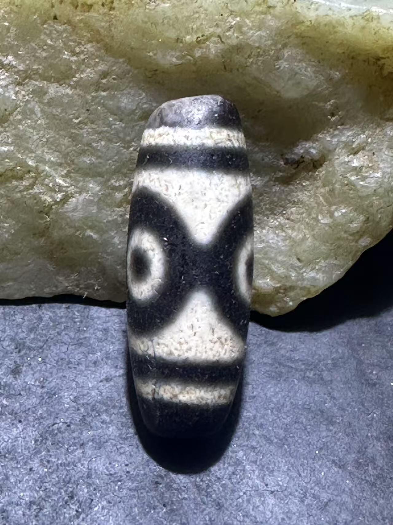 藏传三眼玛瑙随形天珠一颗
