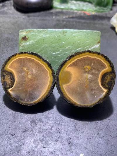 精美亚光原皮冰飘心象形半月战国红玛瑙对切原石摆件一对， - 精美亚光原皮冰飘心象形半月战国红玛瑙对切原石摆件一对，