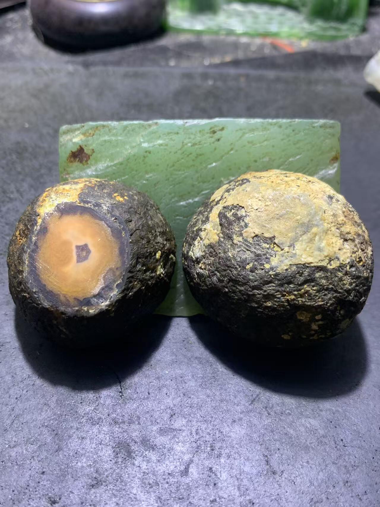 精美亚光原皮冰飘心象形半月战国红玛瑙对切原石摆件一对，