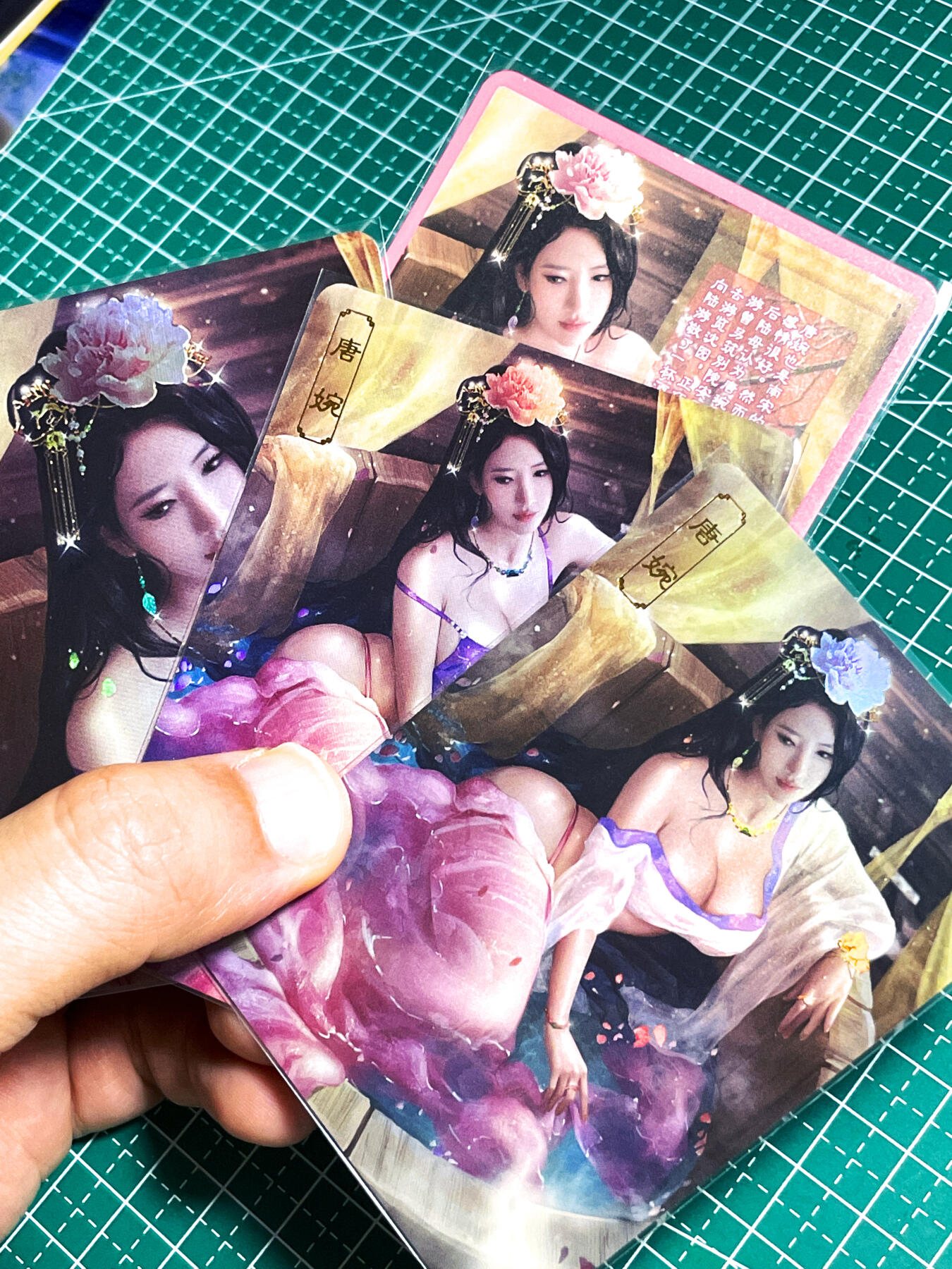 显眼宝25期 颜值精选 卡将卡牌   原创欲女传系列卡   唐婉3加1艺术卡  共4张（有官瑕疵）   粗闪工艺   大卡尺寸  63*88