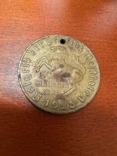 长老汇蛇年精选第三十场拍卖 1923德紧威斯特伐利亚斯坦伯爵马币5千万马克镀金币，12点方向有打孔