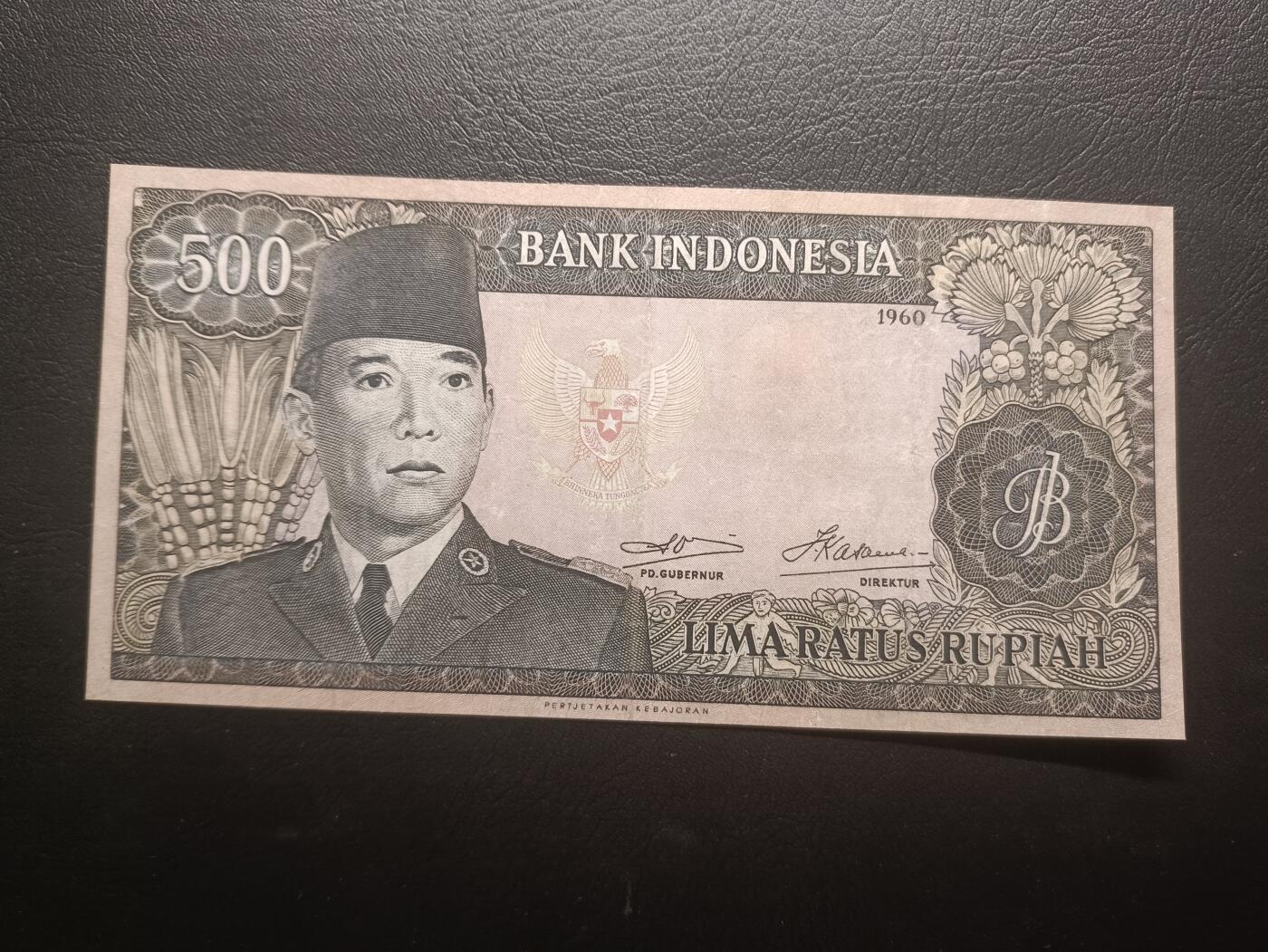 2025八月第一期（总186期） 印度尼西亚1960版500卢比AUNC有针孔，苏加诺总统和民族服饰