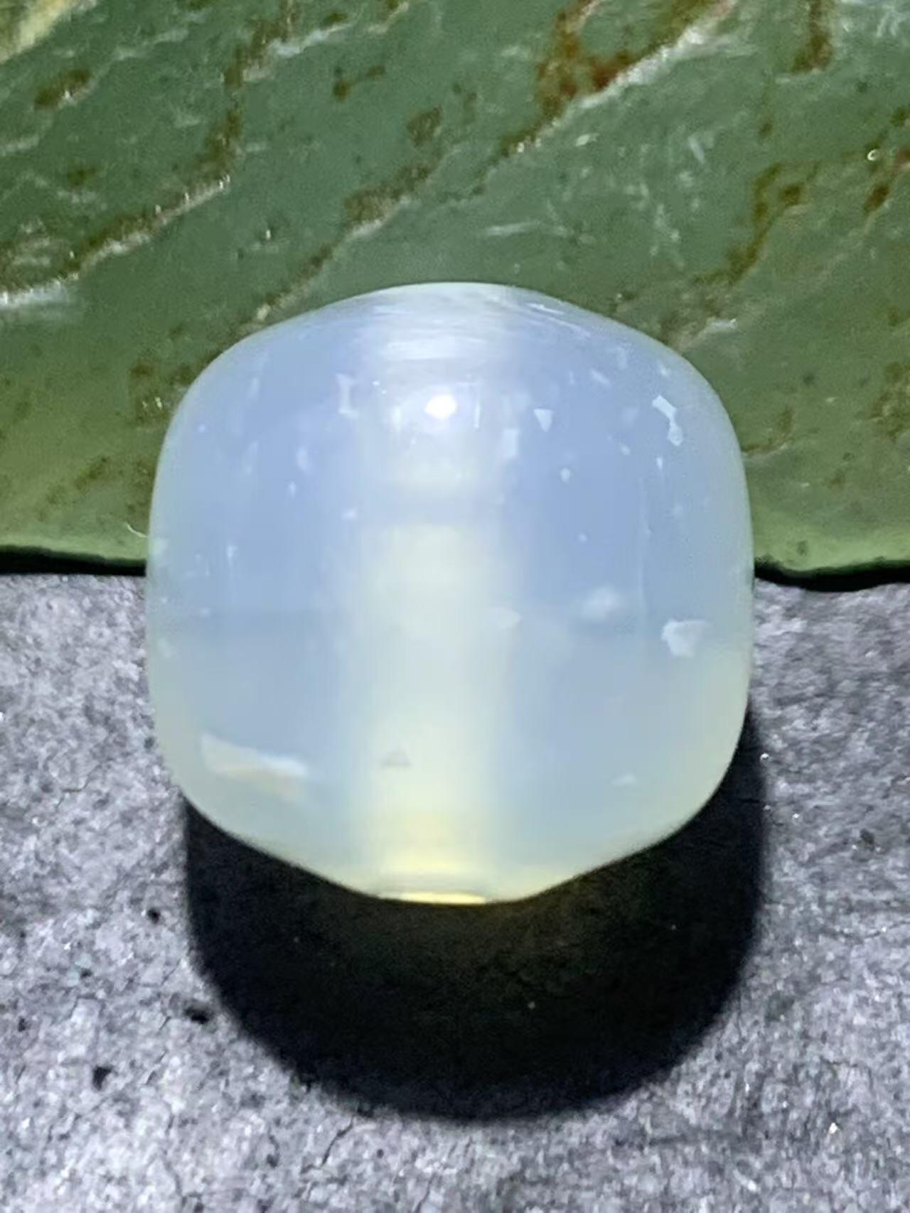 精美高玉化荔枝冻玛瑙老形桶珠一颗。，
