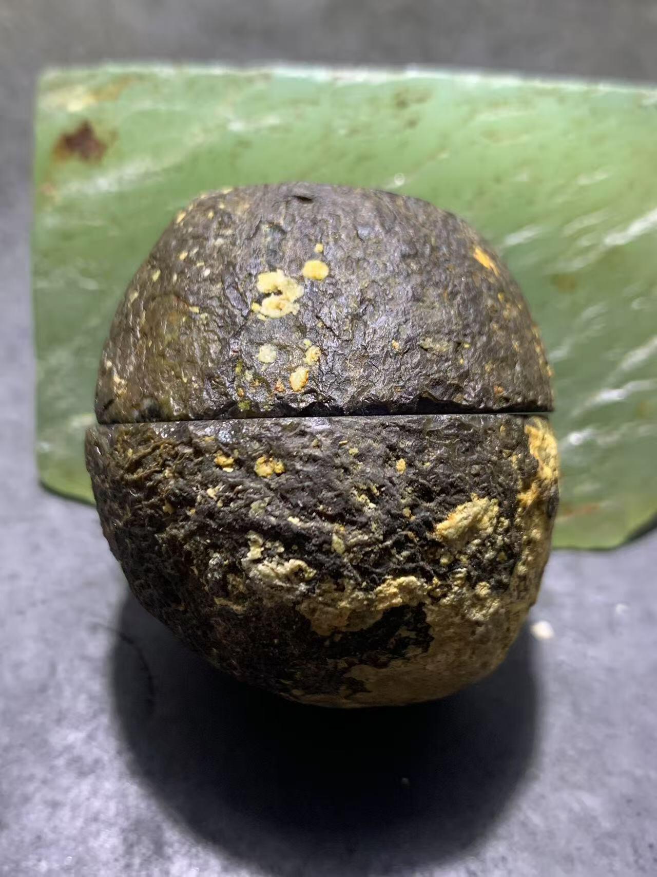 精美亚光原皮冰飘心象形半月战国红玛瑙对切原石摆件一对，