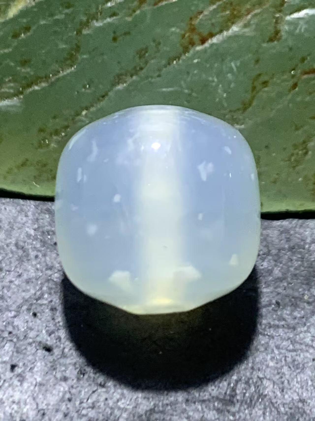 精美高玉化荔枝冻玛瑙老形桶珠一颗。，